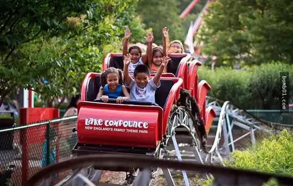 小女孩抱着期待的心情坐过山车,可只坐3秒就后悔了