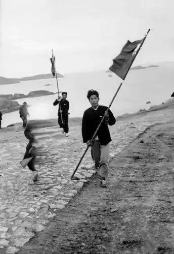 大陈岛图为待撤往台湾的物资国军撤退前夕搬运岛上物资等待随军运往