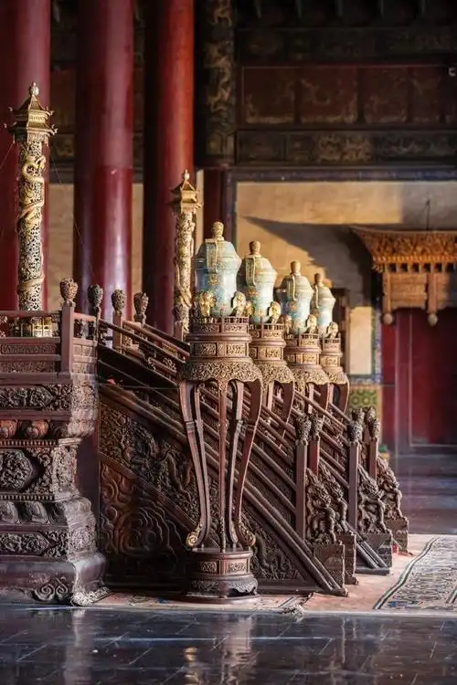 太和殿室内,地上光亮的地砖为"金砖