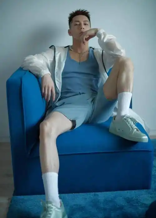 男歌手 casper 卡斯柏穿红内裤拍广告…_阳光_中国_上海市