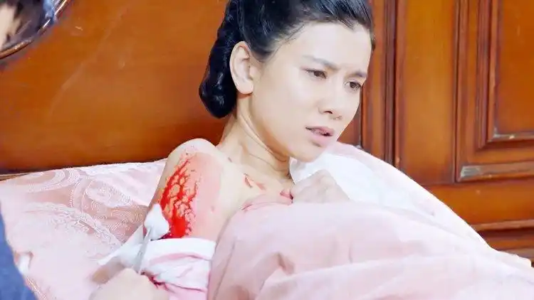 女战士手臂受伤,谁知又没有女医生,无奈解下衣服求男子帮忙