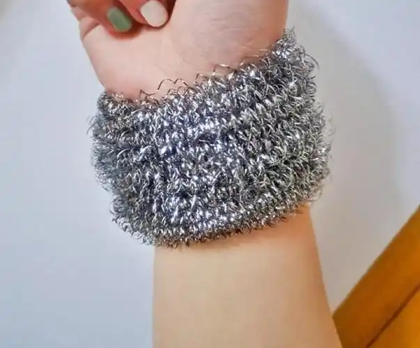 这个钢丝球手镯好像戴上还不错嘛!