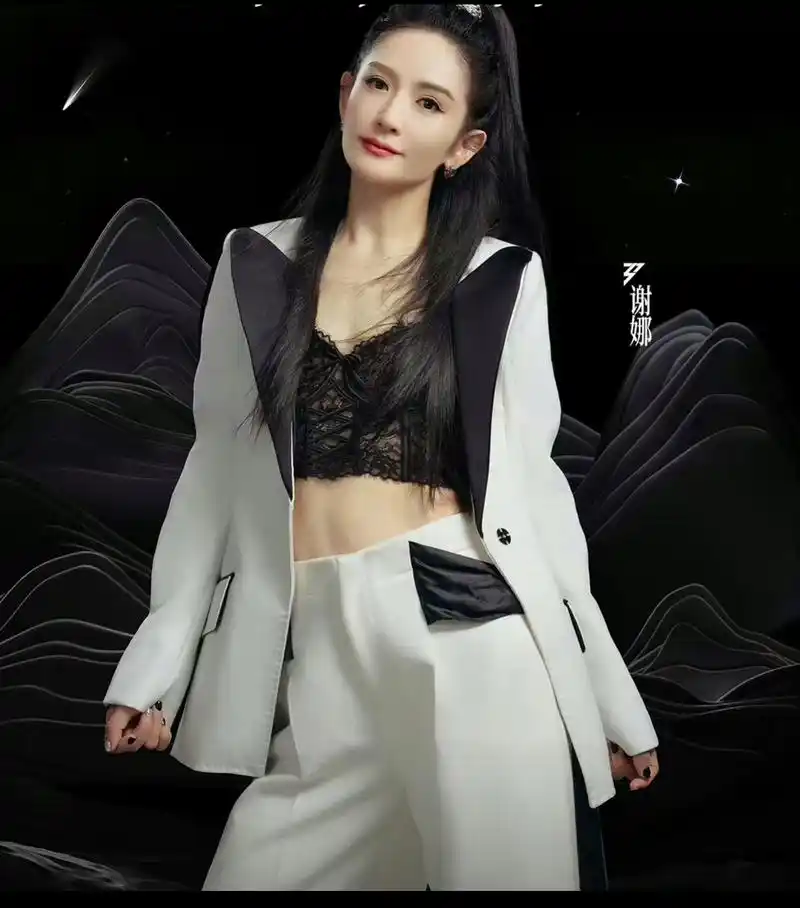 谢娜《乘风2023》 白色西装套装造型好飒～ ,姐姐的马甲线哦