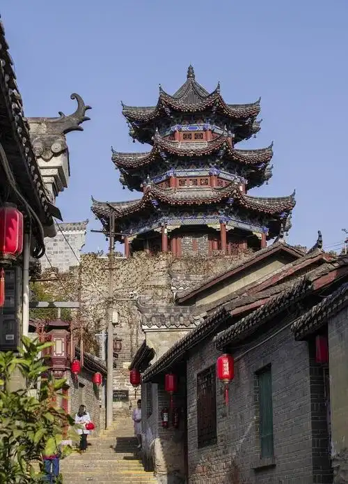 形成了商贾云集,繁荣富裕的商贸一条街,它就是石泉古城内的石泉老街