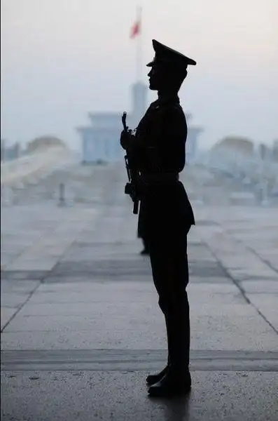 军人背影简笔画如何画