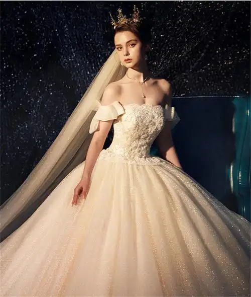梦幻拖尾一字肩款主婚纱