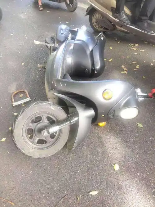 北部湾东路上海路交汇处电动车和摩托车相撞摩托车事发后离开了现场