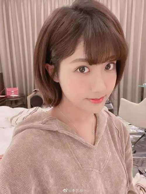 李艺彤晒短发美照 粉丝赞其自带仙女滤镜