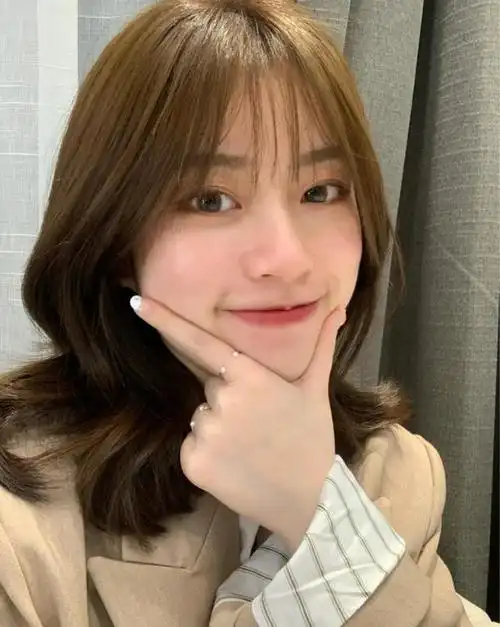 什么颜色显白适合黄皮肤头发(显白还减龄,随便打理都很洋气的发色)