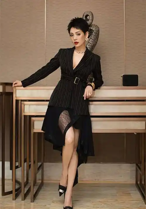 48岁宁静身材成焦点黑色条纹西装搭配薄纱裙又酷又飒