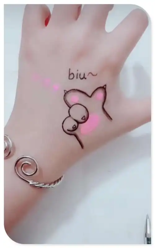 当然有很多的小女生还是特别喜欢这种小猫爪的,可以在自己的手指上画