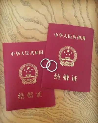 吴奇隆在其微博中曝光了自己的结婚证,而结婚证上还放了一对婚戒,并附