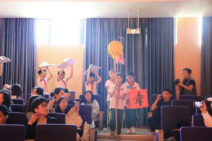 课程匠心独运:艾青诗歌启发初中美术单元课程金东区教育体育局党委副