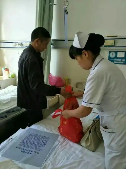 责任护士帮出院患者整理物品