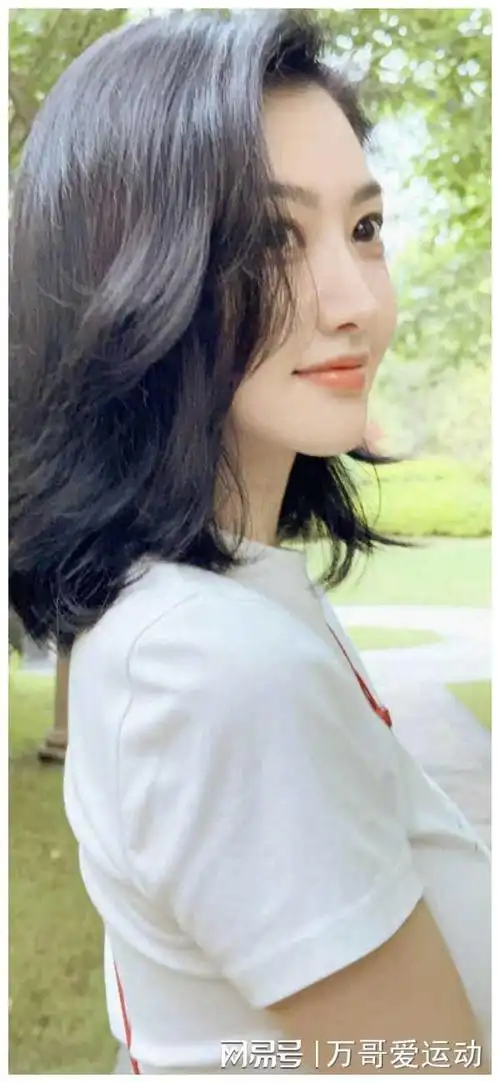 景甜在这组照片中所传达的,不仅仅是一种外在的装扮方式,更是一种生活