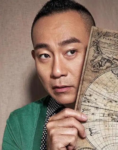 tvb"末代皇帝"林保怡的双面人生,57岁依然单身