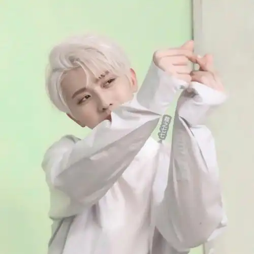 蔡徐坤白色挑染发型是怎么回事,关于蔡徐坤染白色头发图片的新消息. .