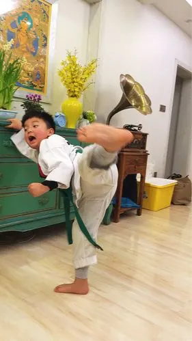 我是个爱运动的小男孩!