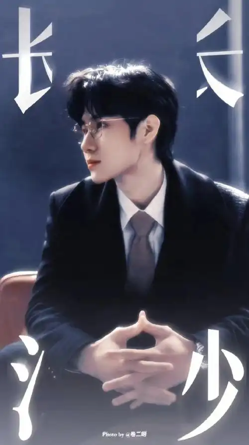 张真源侧颜三宫格随拍