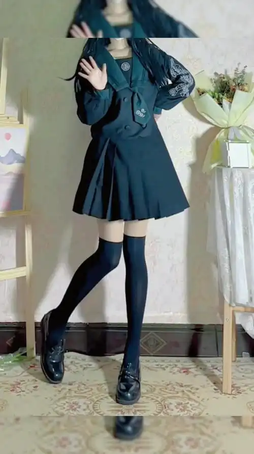 冬季显jk制服少女腿长的穿搭过膝袜怎能少得了呢