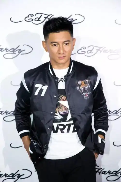 刘诗诗吴奇隆录视频为武汉加油吴奇隆梳奇特发型被指撞脸宋丹丹