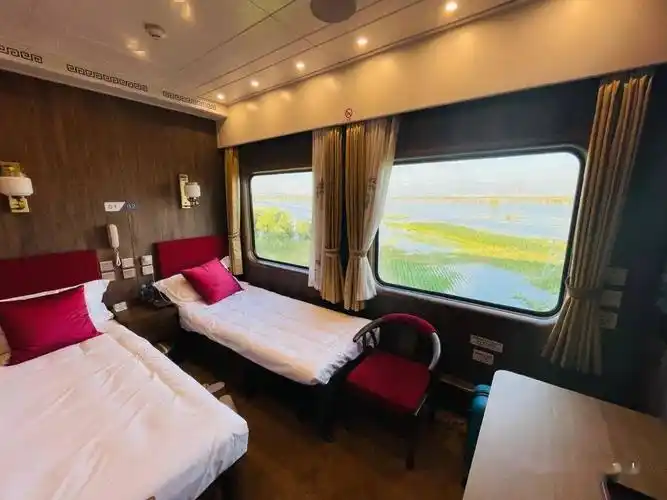 网友体验海拉尔哈尔滨西y676次三包间高级软卧车心动了有钱真好