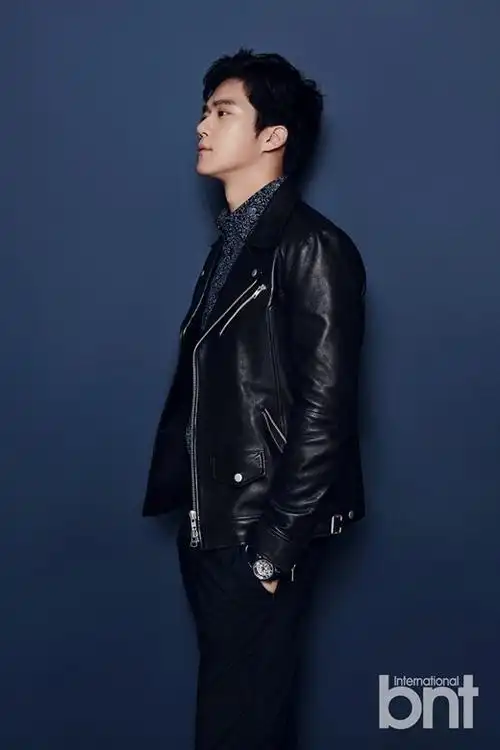 [ 明星写真]演员河锡辰拍写真 经典皮衣尽显不羁男人味