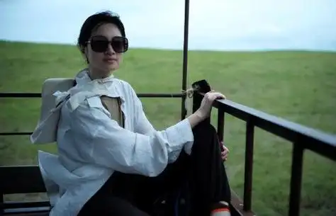 朱亚文一家四口照片