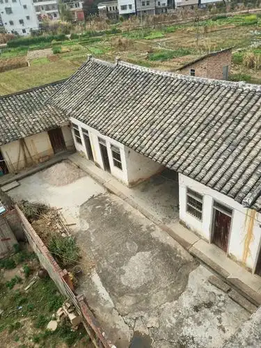 耗时一年建成就, 祖屋旧料重翻用, 一砖一瓦靠肩挑, 砖瓦民居今少见