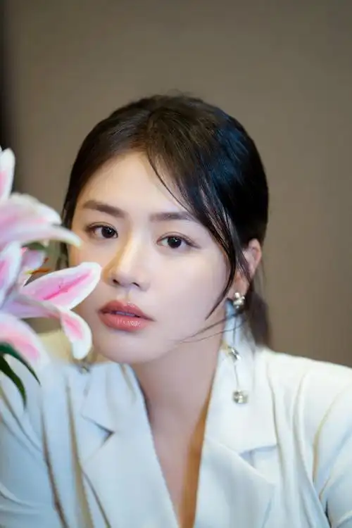 马思纯纯白西装裙性感写真图片59