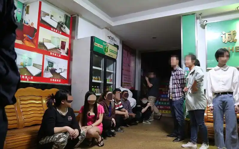 深圳警方突击扫黄 卖淫女抱头蹲一排