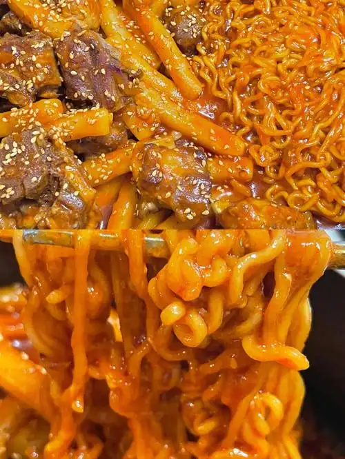 韩式排骨年糕拉面