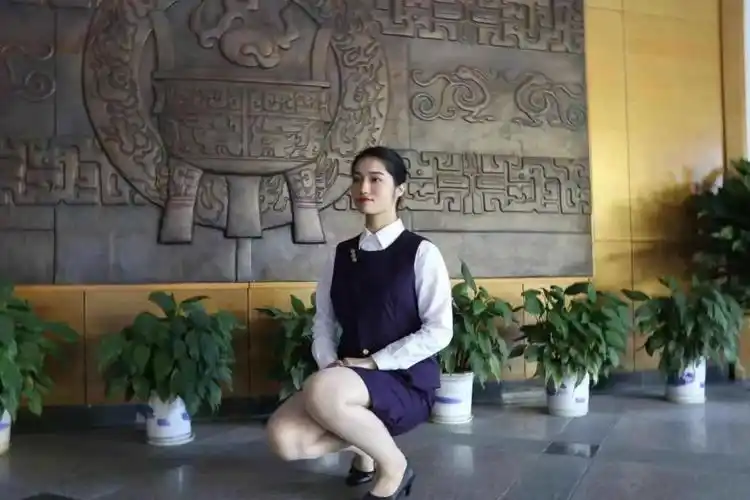 礼仪工坊蹲姿介绍|"蹲"出优雅气质_臀部