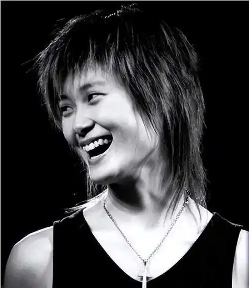 李宇春新形象引热议,叫了18年的"春哥"成历史,开启姐的新时代_腾讯