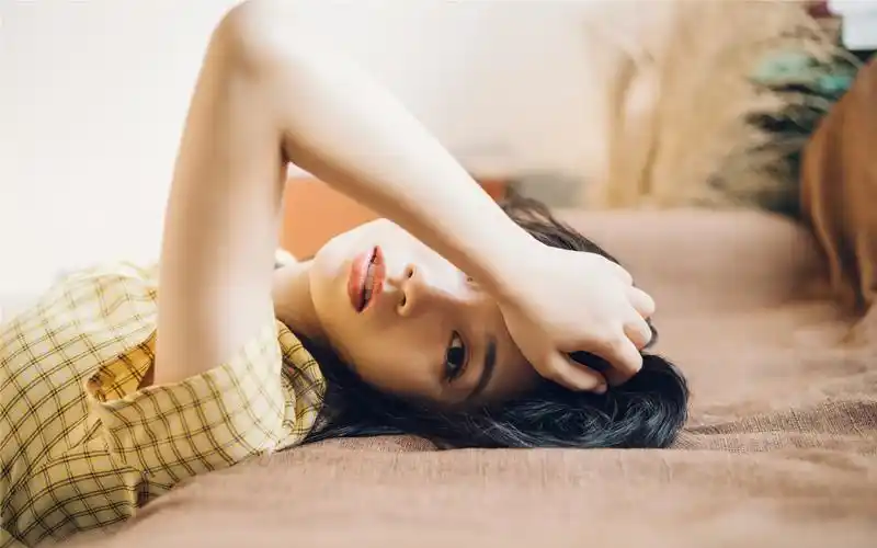 长发美女复古气质高清桌面壁纸