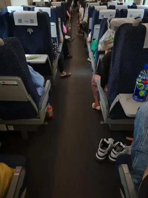 动车内环境干净 环卫人清扫不息