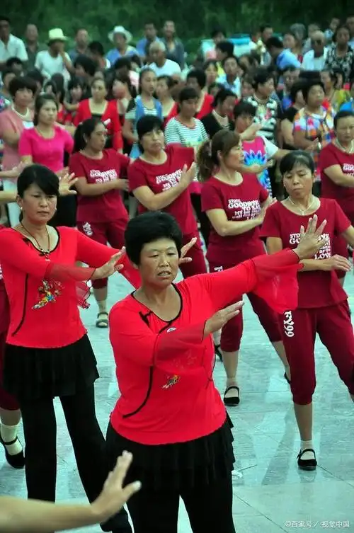 大妈居然在书店里跳广场舞?众人直呼:人老不可怕,可怕不自知!