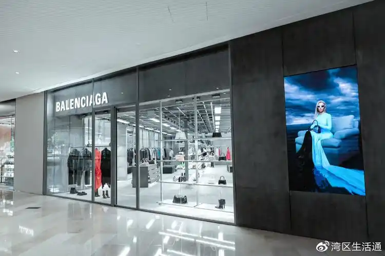 门店外,一面高清荧屏展示着balenciaga最新的广告片,为整体充满解构