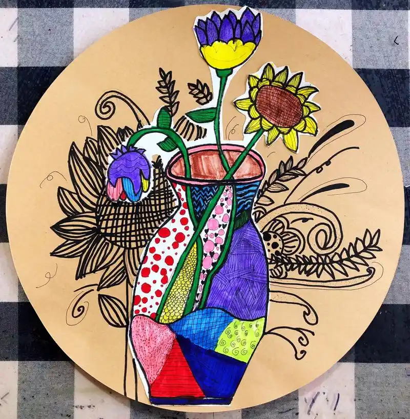 《花瓶与花线描装饰画》 【绘画材料】8开素描纸,圆形牛皮纸,铅笔