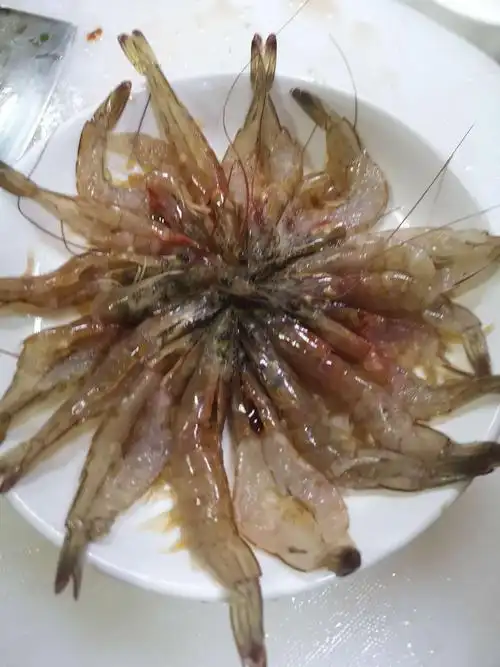 虾背朝上依次摆盘