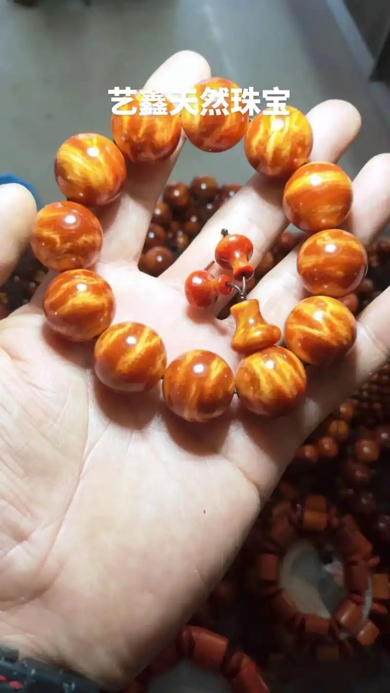 东北琥珀木精品手串,最新玉化工艺,满油全透,爆闪电纹! - 抖音