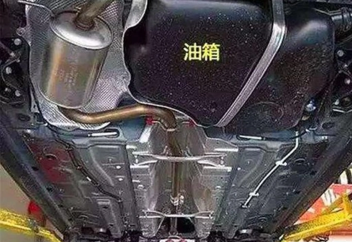 汽车的油箱为什么左右位置不同呢?网友:原来有这讲究!