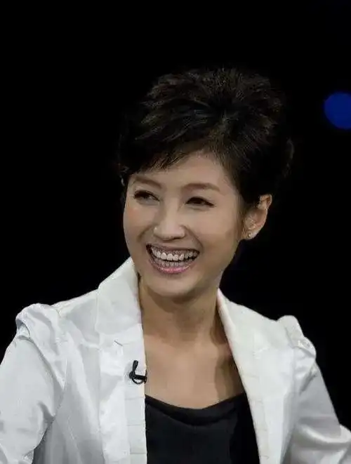 北京卫视女主持人春妮,太漂亮了