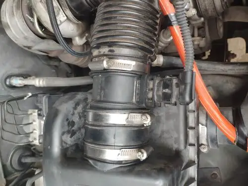 请问哈弗cuv,h3的空气流量计在哪?