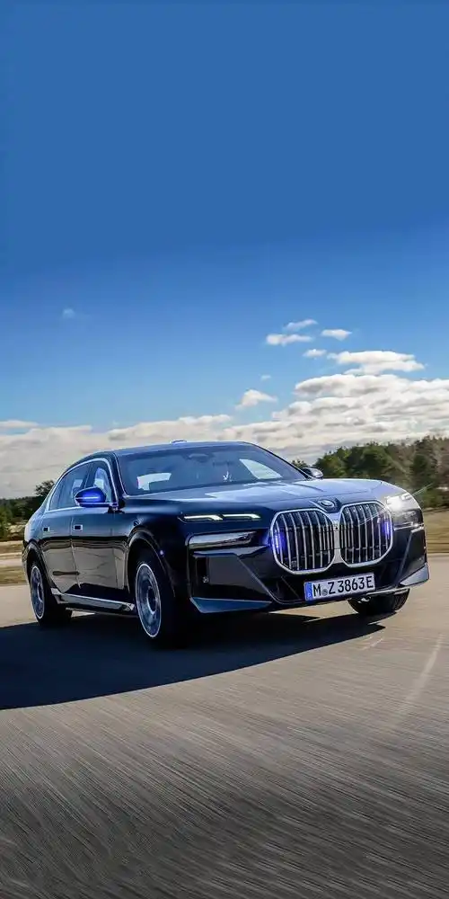 防弹版宝马7系,步枪/手雷/无人机随便招呼!