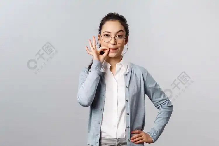 人情感和生活方式的概念看起来严肃的亚洲女朋友承诺