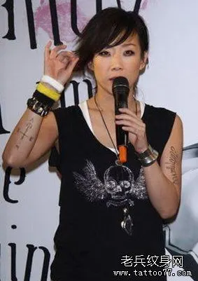 林忆莲个唱现手臂花朵纹身