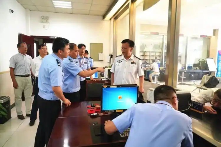 浦东新区副区长,公安分局党委书记,局长徐长华到唐镇派出所检查指导