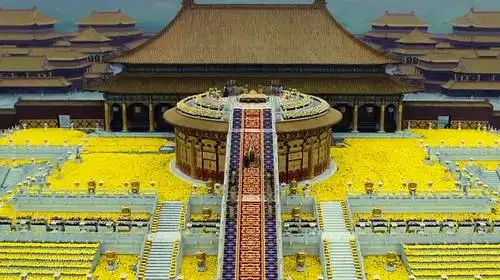 42006年《满城尽带黄金甲》:讲述大王征战之后大胜回朝,暗暗发觉宫廷