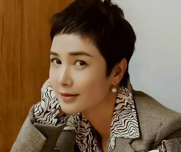 养干儿子,国内赚钱国外花…这些老一辈女演员也太放飞自我了?